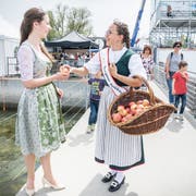 An der Eröffnung der Gewerbeausstellung in Altnau überreicht Melanie Maurer der Bodensee-Weinprinzessin Pia Dreher einen Thurgauer Apfel. (Bild: Andrea Stalder)