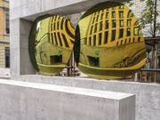 Leserbild. Kunst am Bau in der Anlage des Schulhauses St.Leonhard. In der Sonnenbrille spiegelt sich die Häuserfront des Lagerhaus-Areals an der Pestalozzistrasse. (Bild: Hans-Jörg Nüesch - 7. September 2019)
