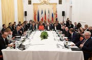 Vertreter der Mitgliedsstaaten des Umfassenden Gemeinsamen Aktionsplans (JCPOA): In der Bildmitte EU-Aussenbeauftragte Federica Mogherini und der iranische Aussenminister Mohammad Javad Zari an dem Treffen in Wien. Bild: Christian Bruna/EPA (6. Juli 2018)