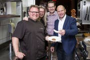 Küchenchef Jürg Bischof (links) und Gastgeber Roger Widmer (2. von rechts) übergeben das «1871» im Frühling einem neuen Pächterteam. (Bild: Manuela Jans-Koch (Luzern, 9. November 2017))