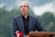 Regierungsrat Christoph Amstad am Spatenstich für das Logistikzentrum.