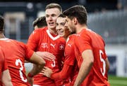 Luzerner Jubel im Nationalteam: Silvan Sidler (links) und Ruben Vargas bejubeln den Treffer zum 1:0 gegen Kroatien. (Bild: Alexandra Wey/Keystone (Kriens, 22. März 2019))