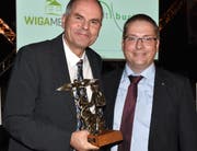 Chefarzt Yves Crippa mit der Symbol-Figur als individueller Preis für das Spital Grabs und Vereinspräsident Ivan Schurte.