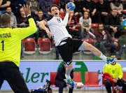 Spielt derzeit eine wichtige Rolle im Nationalteam: Nicolas Raemy (mit Ball). (Bild: Ennio Leanza/Keystone (Winterthur, 5. Januar 2019))