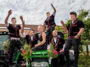 Grund zum Jubeln: Diese sechs sowie die 65 weiteren jungen Landwirte haben ihre Prüfungen im Kanton Luzern bestanden. Bild: Eveline Beerkircher (Schüpfheim, 3. Juli 2019)