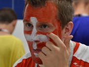 Gerry Kammerer schminkt sich im WC des Stadions von Nischni Nowgorod vor dem Spiel gegen Costa Rica. Das Schweizer Kreuz in seinem Gesicht hat Tradition. (Bild: Manuel Nagel)