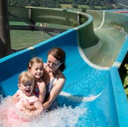 Rein ins Vergnügen: Sarina und Lina Vogler mit Fränzi Halter geniessen die Rutschbahn in der Badi in Lungern. (Bilder: Nadia Schärli, 27. Juni 2019)