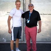 Oliver Zeidler (links) mit seinem Grossvater Hans-Johann Färber vor dem Ruderzentrum. (Bild: Roger Grütter (Luzern, 31. Mai 2019))