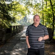 Gemeinderatskandidat Felix Müri am Reussufer. (Bild: Nadia Schärli, Emmen, 10. September 2018)