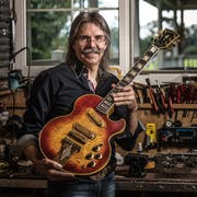 Urs Winkler hat sich einen Namen gemacht in der Gitarren-Branche. (Bild: Michel Canonica)