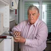 Max Luther besitzt über 250 Märchen-CDs, die er beinahe alle auswendig kennt. (Bilder: Michel Canonica)