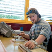 Daniel Murer arbeitet in der Werkstatt der Stiftung Weidli an Sicherungseinsätzen.