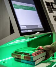 Einer der neuen Selbstausleihe-Automaten der Stadtbibliothek Luzern. (Bild: Pius Amrein, 12. September 2019)