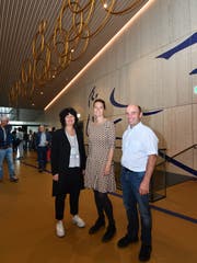 Künstlerin Joëlle Allet flankiert von den Stadträten Rickenbach und Koster. Die Ringe an der Decke sowie die Striche an Wand und Boden... (Bild: Manuel Nagel)