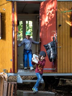 In diesem befindet sich Anschauungsmaterial, aber auch eine Toilette. Der Kindergarten findet bei garstigem Wetter hier Unterschlupf. (Bild: Pius Amrein, Rothenburg, 19. September 2018)