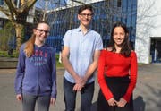 Liv Kloth, Pablo Mathis und Giuanna Largiadèr (von links) schafften es ins Finale des nationalen Wettbewerbs von «Jugend debattiert. (Bild: Benno Bühlmann)