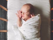 Ein Baby in der Krippe. (Bild: Sarah Nickerson/Getty)
