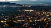 Amerikanisch anmutende Agglomeration im Rheintal: nächtlicher Blick vom Karren auf Dornbirn, die grösste Stadt Vorarlbergs. (Bild: Imago