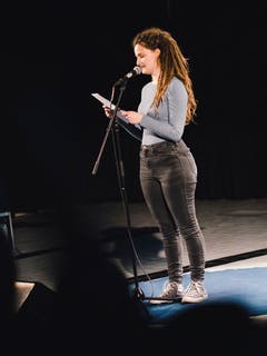 Caterina John aus Bubendorf BL dichtete konsumkritisch und war die einzige weibliche Teilnehmerin in einem Einzelfinal.
