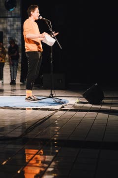 Eine raumfüllende Performance zeigte Benjamin Flur Koch aus Dietwil AG. Er kommentierte die aktuelle Klimadebatte mit einer mythologischen Saga.