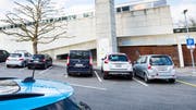 Die 32 Parkplätze direkt vor dem Frauenfelder Hallenbad sind begehrt. (Bild: Andrea Stalder)