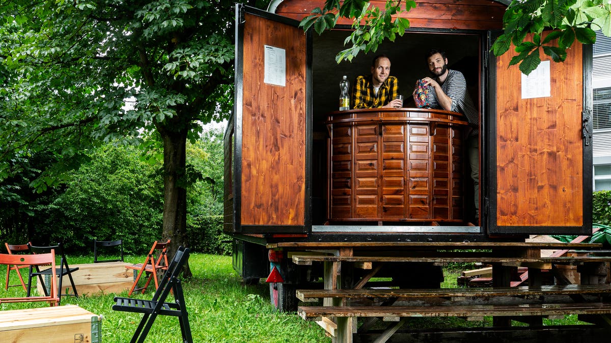 Die wandelbare Bar im Garten der Industrie 45 in Zug