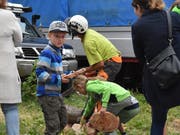 Die Passanten sichern sich Erinnerungsstücke.