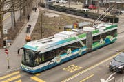 Möglicherweise fährt ein solcher Batterie-Trolleybus in zwei Jahren auf den Strassen der Stadt St.Gallen: Die VBSG haben Anfang Jahr einen "Swisstrolley plus" der Verkehrsbetriebe Zürich getestet. In den kommenden Wochen schreiben sie die Beschaffung der Busse aus. (Bild: Hanspeter Schiess/6. Februar 2018)
