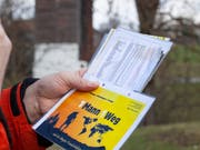 Die laminierte Marschtabelle: Hält sich Adeler an die linke Spalte wird er Anfang Mai 2020 in Japan ankommen; ist er etwas langsamer unterwegs, kommt die rechte, rote geschriebenen Spalte zum Zug. Dann sei er im Juni in Tokio. Die Olympischen Spiele beginnen am 24. Juli 2020. (Bild: Adriana Ortiz Cardozo)