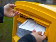 Briefliche Stimmabgabe per Briefpost: Das Abstimmungscouvert kann bis Freitag vor dem Urnengang vom 30. Juni per Post ins St.Galler Rathaus zurückgeschickt werden. (Bild: Gaetan Bally/KEY - 23. November 2011)