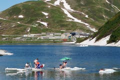 Bei dieser Sommerhitze war der Oberalpsee auf der Urner Seite der Passhöhe des Oberalppasses der ideale Badeort. Aber bei einer Lufttemperatur von rund 25 Grad werden diese coolen Inseln durch die Schneeschmelze bald schon im See aufgelöst sein – dafür wird die Wassertemperatur des Sees angenehmer. (Bild: Patrik Dahinden, 30. Juni 2019)