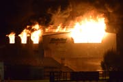 Die Recyclinghalle-Halle der Paul Baldini AG in Altdorf steht in Vollbrand (Bild: Leserreporter)