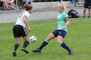 Bütschwils Spielführerin Diana Brändle (rechts) brachte mit dem dritten Tor die Punkte definitiv ins Trockene. (Bild: Beat Lanzendorfer)