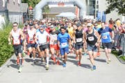 Der Startschuss des Schnebelhorn Panoramatrails ist erfolgt. Raphael Sprenger (Startnummer 57/1.), Ralf Birchmeier (Startnummer nicht sichtbar/1.) und Mohammad Noor (Startnummer 396/3.) liegen bereits an der Spitze (vorne von links). (Bild: Beat Lanzendorfer)