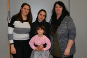 Suzana hat zum Gespräch Teresa (mit Tochter Sonja) und Maria mitgenommen (von links). (Bild: Beat Lanzendorfer)