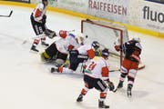 Dem Torhüter Andrin Kunz und seinen Reinacher Kollegen bleibt nur das Nachsehen: Ivan Hausammann (rechts) trifft zum 1:1. (Bild: Mea McGhee)