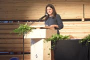 Jennifer Abderhalden hält nach ihrer Nomination vor rund 200 Anwesenden eine Ansprache. (Bild: Claudio Weder)