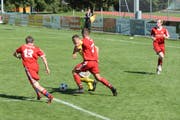 Es geht schnell in der 3. Liga. Nach der Niederlage gegen Tobel stecken die Bütschwiler (in Rot) wieder mitten im Abstiegskampf. (Bild: Beat Lanzendorfer)