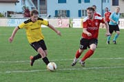 Yannic Lang (links), im Laufduell mit Sandro Brägger, schoss für Kirchberg das 2:0 im Derby gegen Bazenheid 2. (Bild: Beat Lanzendorfer)