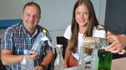 Rolf Marti und Noemi Solombrino mit einigen Abfall-Müsterchen aus dem Untersee. (Bild: Margrith Pfister-Kübler)