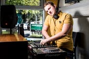 Dominic Holzer legt als DJ Woodwell Musik auf.