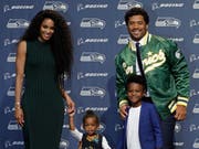 Quarterback Russell Wilson mit seiner Frau Ciara, Tochter Sienna und Ciaras Sohn Future. (Bild: AP Photo/Ted S. Warren)
