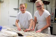 Eliane Metzger, Lernende bei der Bäckerei Niffeler (links), und Selina Schlegel, Auszubildende bei der Raiffeisenbank, haben die Inhalte der Lehrstellentausch-Woche selbstständig festgelegt. (Bild: Andrea Häusler)