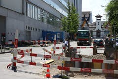 Lochen auf der Veloroute: Vor dem Polizeiposten Vadianstrasse 57 sind Kanalarbeiten im Gang,...