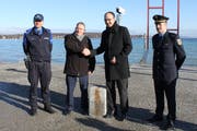 Treffen auf der Kunstgrenze zwischen Kreuzlingen und Konstanz: Thomas Zehnder, Kommandant Grenzwachtregion II, der Kreuzlinger Stadtpräsident Thomas Niederberger, der Konstanzer Oberbürgermeister Uli Burchardt und Polizeioberrat Tobias Lehmann, Bundespolizeiinspektion Konstanz. (Bild: Nicole D'Orazio)