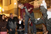 Das fasnächtlich Wunder am Johann-Linder-Brunnen hat bereits Tradition. (Bild: Reto Voneschen - 8.2.2013)