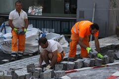 In der Kugelgasse sind die Pflästerer bei deren Verzweigung mit der Brühlgasse angekommen. (Bild: Reto Voneschen)