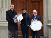 IG-Präsident Guido Roos (links) überreicht die Unterschriften und ein «Kreiselbrot» an die stellvertretende Staatsschreiberin Michèle Bucher und an Regierungspräsident Robert Küng. (Bild: Alexander von Däniken, Luzern, 4. Februar 2019)