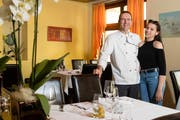 Armin Burkart und seine Tochter Raphaela im Saal, den die Thais gebucht haben. (Bild: Philipp Schmidli, Rothenburg, 16. Juni 2019)
