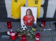 Blumen und Kerzen für die verstorbene Schweizer Nationalspielerin Florijana Ismaili. (Keystone)